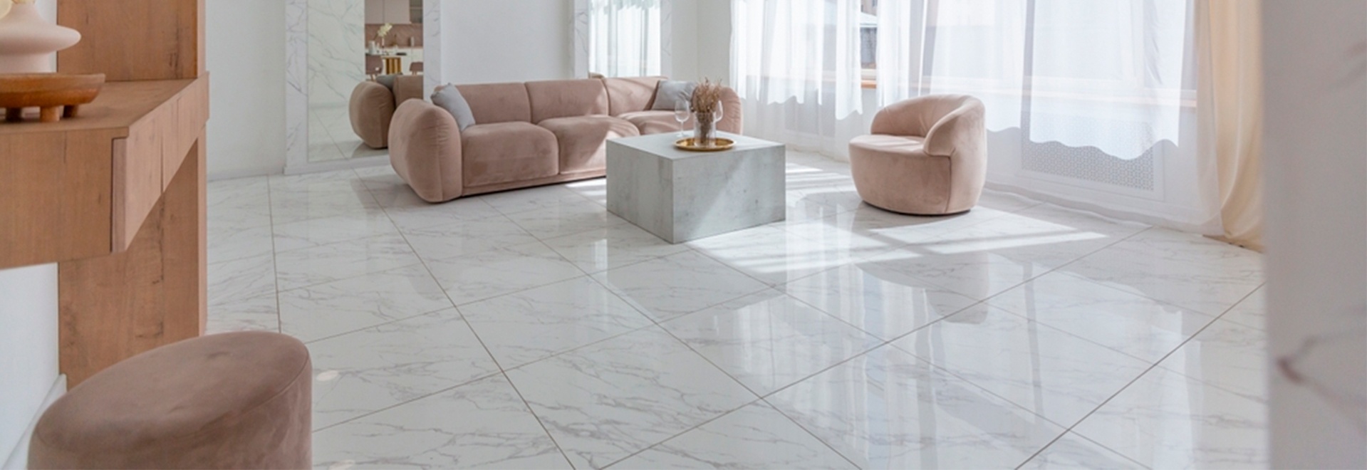 piso-de-ceramica-blanca-con-muebles-rosados